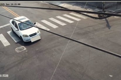 Tras perpetrar el asalto, los delincuentes se subieron a bordo de este vehículo blanco.