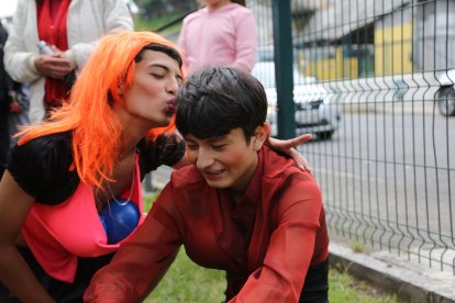 Algunos
atletas terminaron agotados y recibieron el apoyo de sus amigos.