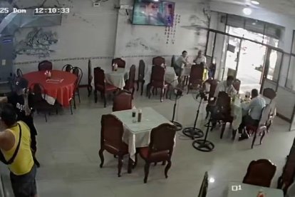 El criminal disparó en contra de la mujer.