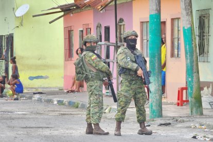 Militares armados patrullan calles residenciales de San Lorenzo mientras familias observan desde sus viviendas, en medio del operativo “Control Total” contra el crimen organizado.