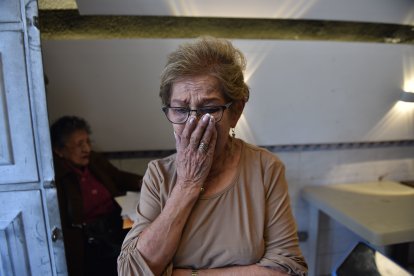 Alicia no puede contener las lágrimas al hablar de perder su negocio de toda la vida.