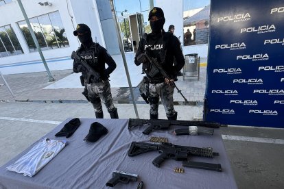 La Policía decomisó armas largas a los sujetos que son sospechosos de un crimen