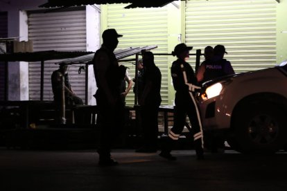 Personal de Criminalística de la Policía Nacional analiza el lugar del ataque.