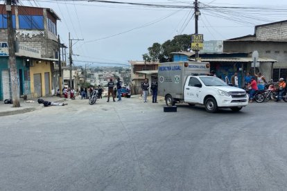 Agentes de la Policía Nacional acudieron al sitio para recabar indicios y retirar el cadáver.