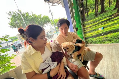 Maika Loor e Iván Zambrano mientras sostienen a sus mascotas, las cuales acaban de recibir Miedo Pet.