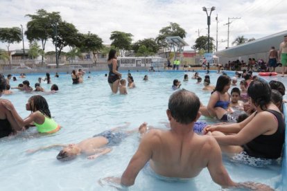 Las piscinas municipales de Guayaquil han recibido una alta afluencia de ciudadanos.