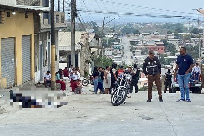 Este martes hubo otro crimen en Flor de Bastión. Un motociclista fue asesinado en el bloque 7.