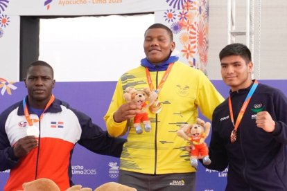 Gerlon Congo (c) se colgó la medalla de oro en los Bolivarianos 2025.