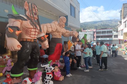 Familias recorren las rutas de venta de monigotes en Ambato para escoger al muñeco que simbolizará la despedida del año.