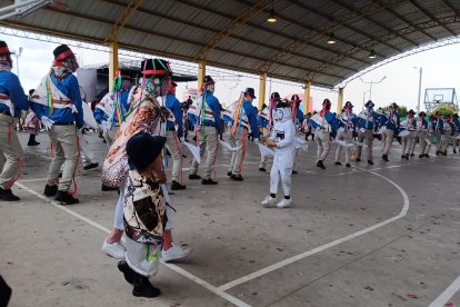 Los pequeños  acompañan durante toda la danza vestidos de diferentes personajes.