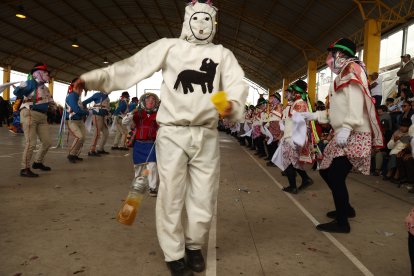 Los monos son el personaje ancestral que cierra la fiesta cada diciembre en San Andrés, ellos recorren las calles y los barrios.