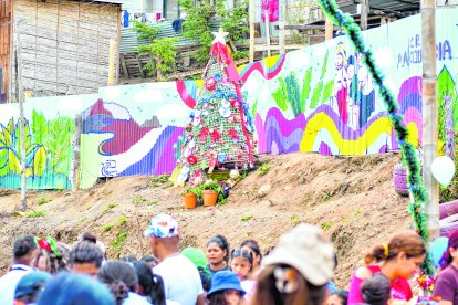 Este es el árbol de Navidad que los padres crearon con materiales reciclados.
