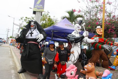 La Santa Muerte otro personaje gigante creado por los artesanos de la península.