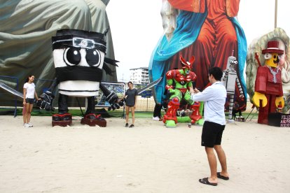 Los personajes de la televisión también estan entre los gigantes