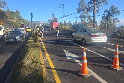 Autoridades recomiendan tomar vías alternas.