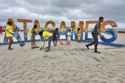Voluntarios y comerciantes locales realizan jornada de limpieza en la playa de Atacames para recibir a los turistas en un entorno ordenado y acogedor.