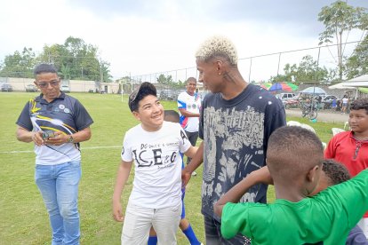 Nilson Angulo regresa a su tierra y comparte con la niñez quinindeña, sembrando inspiración en cada sonrisa del Pascual Mina.