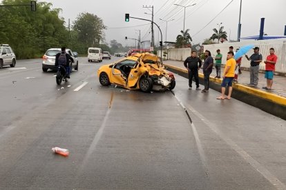 Un taxi amarillo quedó severamente dañado tras un choque por alcance en una calzada resbaladiza.