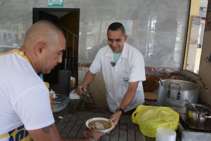 Simón Mera (d) mientras coloca trozos de albacora en el ‘levantamuertos’ favorito de la picantería.