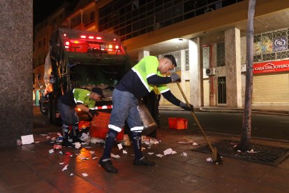 Después de recoger los desperdicios, los recolectores barren los residuos más pequeños.