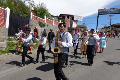 Cada una de los grupos van acompañados de las bandas de pueblo que ponen el ritmo.