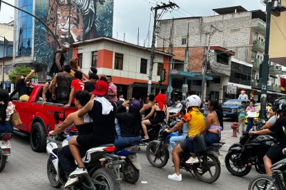 El luchador orense encabezó una caravana de motorizados y amigos disfrazados de viudas, llamando la atención de moradores y conductores.