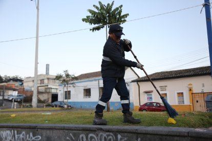 Los trabajadores madrugan para salir a su jornada.