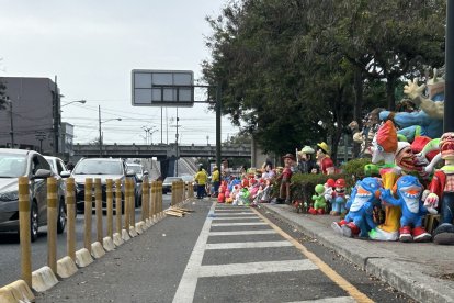 En la calle José María Velasco Ibarra, en Bellavista, se exhiben cientos de monigotes cada diciembre.