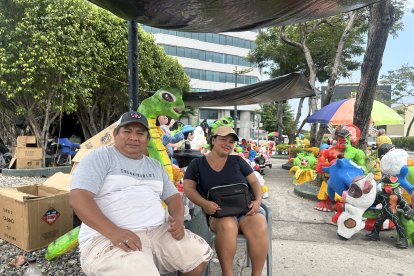 David Alvia junto a su esposa Mariela Pico vendían monigotes en los exteriores del Albán Borja.