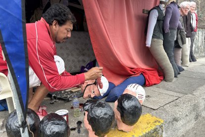 Paúl Montenegro pintando caretas a contrarreloj, decidido a que ninguna se quede sin vender en el último día de 2025.