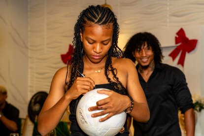 Doménica Arboleda, primera futbolista tricolor en fichar por el Milan, firma una pelota