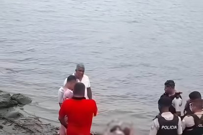 Agentes policiales y moradores se congregan en el sector El Relleno, donde fue hallado el cuerpo sin vida de un hombre la madrugada del 1 de enero.