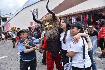 Bajo el sonido de la banda tradicional, los diablos recorren las calles de Píllaro manteniendo una herencia que se transmite de generación en generación.