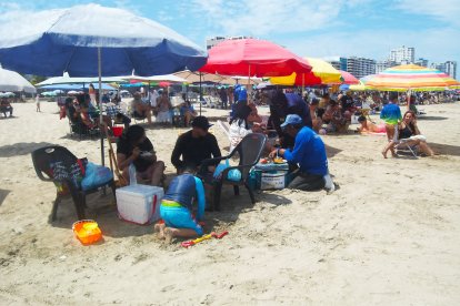 La gastronomía en la playa es otro de los atractivos de los visitantes