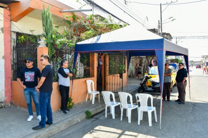 Familiares, vecinos, amigos y compañeros acudieron al velatorio, consternados por lo ocurrido.