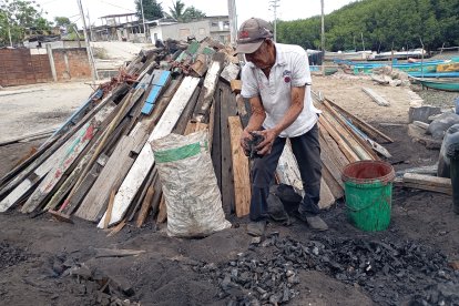Don Carlos Lindao prepara el horno artesanal.