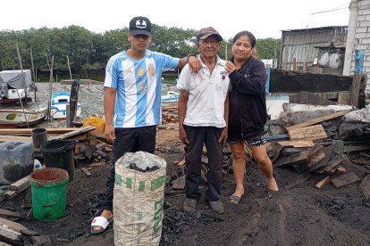Don Carlos posa para el lente de EXTRA con parte de su familia, quienes certifican su lucidez y vitalidad.
