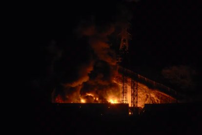 El Fuerte Tiuna, el mayor complejo militar de Venezuela, incendiado tras los ataques de este sábado.