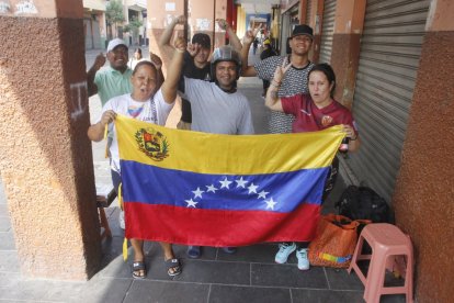 Ciudadanos venezolanos salieron a laborar este sábado con un semblante alegre.