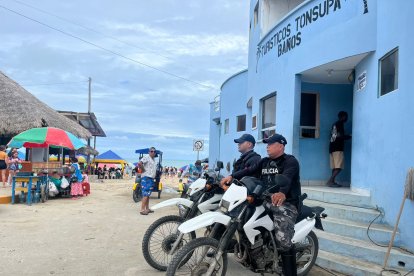 Presencia policial en Tonsupa: agentes motorizados refuerzan la seguridad en zonas turísticas durante el feriado de Año Nuevo.