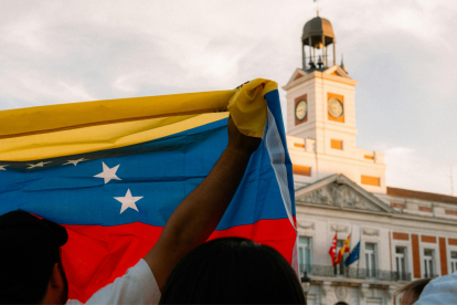 En Venezuela, cayó Nicolás Maduro y hay quienes proclaman libertad.