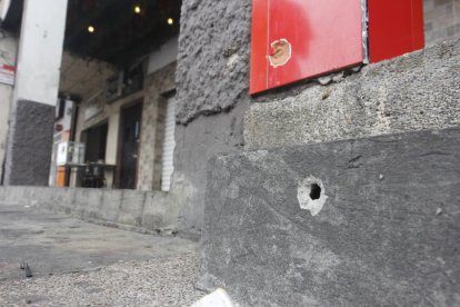 En pilares de locales quedaron orificios de balas.