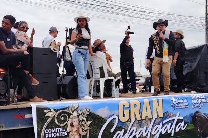 Sobre una plataforma decorada, el Club de Caballistas de Quinindé y el Comité de Priostes anuncian con fervor la Gran Cabalgata 2025 en honor al Niño Jesús.