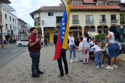 La indecisión surge a raíz de que el poder en Venezuela quedó en manos chavistas.