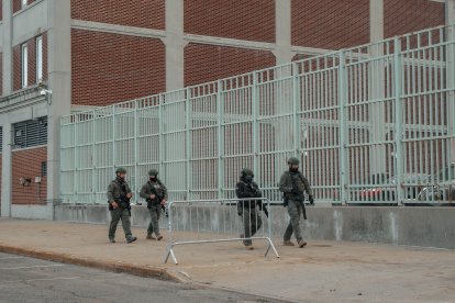 La corte permanece con custodia militar.