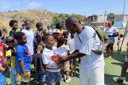 Ismael Nazareno padre del jugador Miguel en los últimos días de diciembre del 2025 recibió balones para los chicos de Socio Vivienda 2.