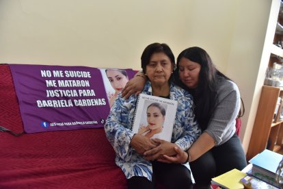 Romelia junto a su otra hija piden justicia por la muerte de Gabriela Cárdenas.