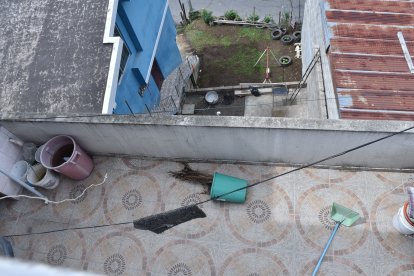 De este balcón fue que cayó el cuerpo de la víctima, lo que provocó su deceso.