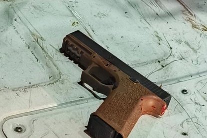 El arma que presuntamente se encontró en poder de los menores de edad.