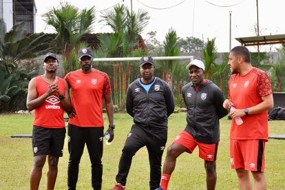 Johvani Ibarra (i), Giovanny Espinoza (director técnico), Édison Méndez y Néicer Reasco (asistentes) y Marco Zapata como preparador físico, forman el cuerpo técnico de Leones FC en el debut